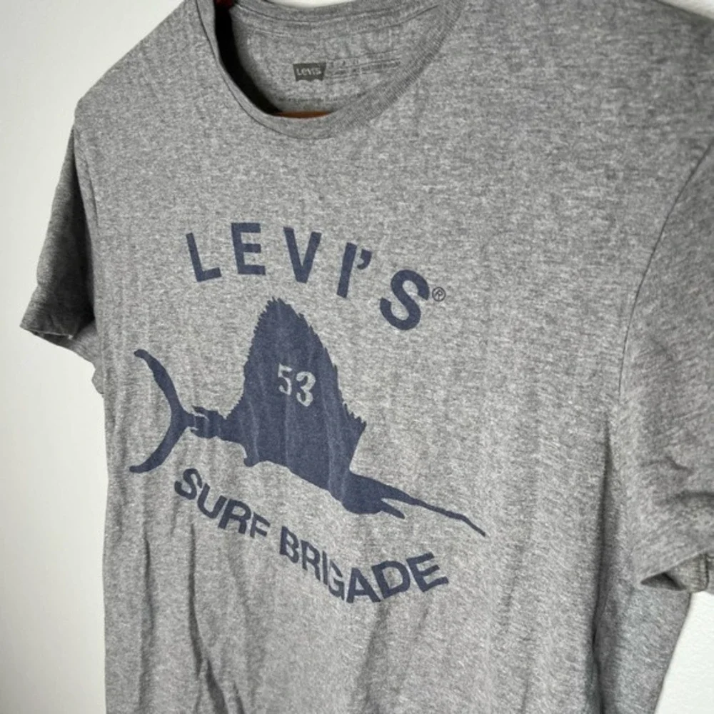 Levi’s men's gray short sleeve surf brigade crew neck graphic t-shirt small